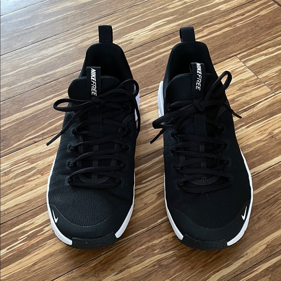 Nike Black and White Athletic Shoes - Picture 3 of 5